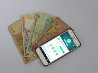 スマートフォンと古い紙幣