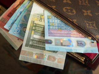ルイヴィトンの財布から見えるユーロ紙幣