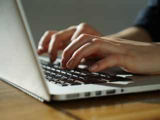 パソコン作業をする女性の手元