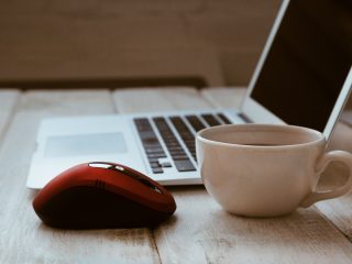 パソコンとマウスとコーヒー