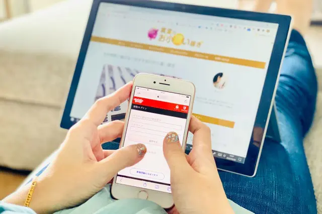 スマホでキャンディトークにアクセスする女性