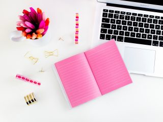 パソコンとノートとピンクのペン