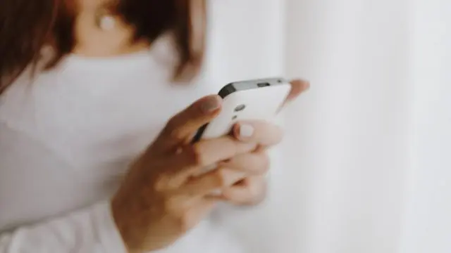 画像に alt 属性が指定されていません。ファイル名: kaboompics_Beautiful-young-woman-using-smartphone-640x360.jpg