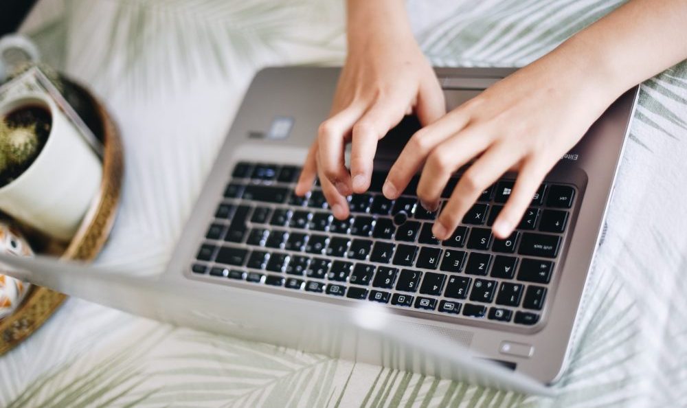 FANZA（ファンザ）ライブチャットは顔出しなしでは稼げない？【チャットレディサイト】